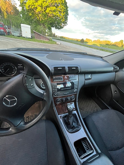 Mercedes-Benz C180 7 of 11