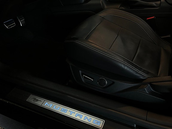 Ford Mustang 7 of 13