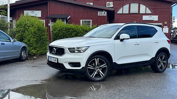 Volvo XC40 2 of 14
