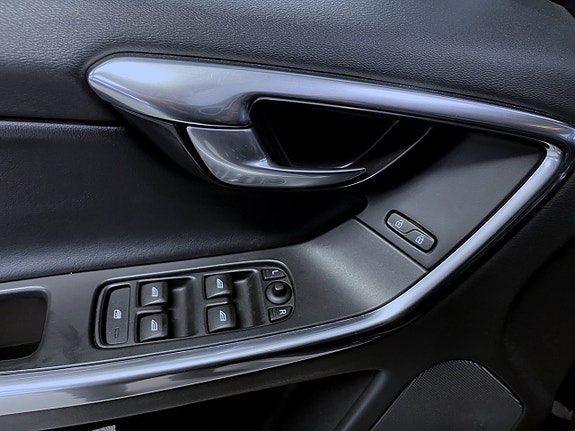 Volvo XC60 8 of 17