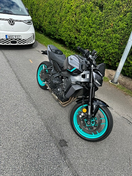Yamaha MT-09 2 of 4