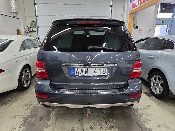 Mercedes-Benz ML300 7 of 15