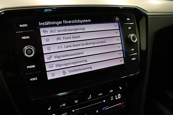 Volkswagen Passat 13 of 30