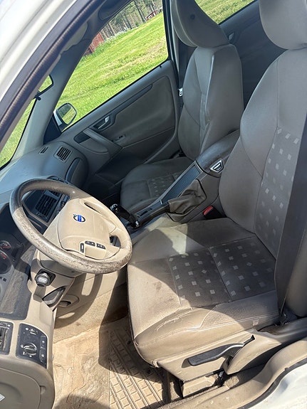 Volvo V70 3 of 4