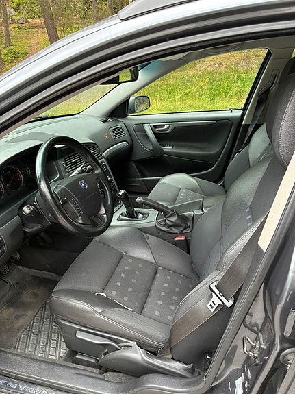 Volvo V70 3 of 5