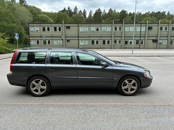 Volvo V70 2 of 5