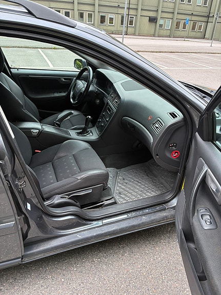 Volvo V70 4 of 5