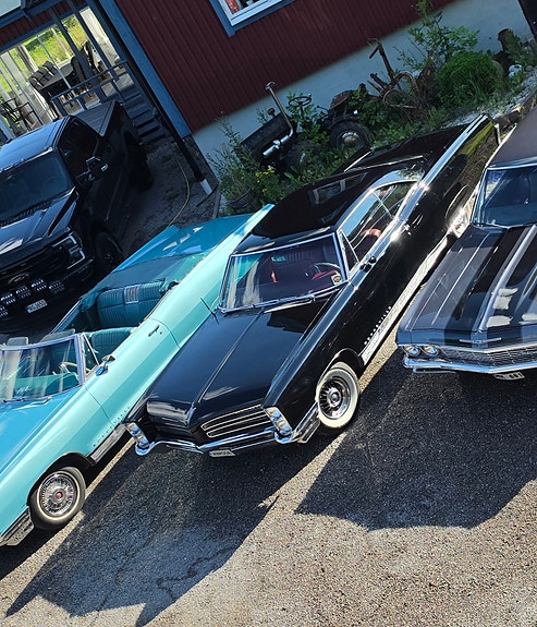 Pontiac Bonneville 2 of 5