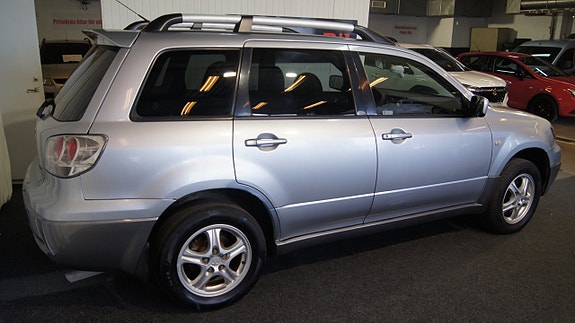 Mitsubishi Outlander 2 of 5