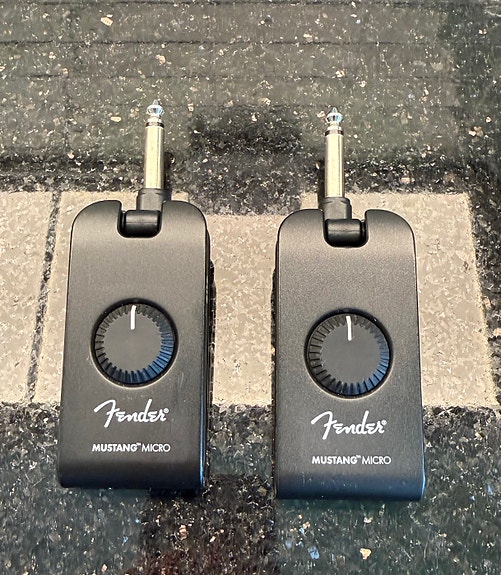 2 st Fender Mustang Micro – säljs tillsammans eller separat