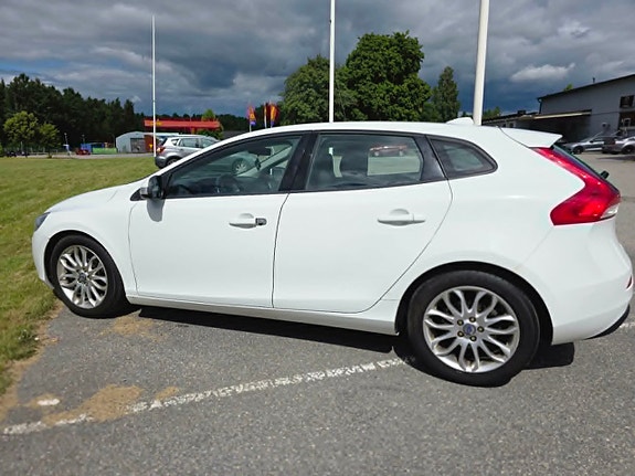 Volvo V40 2 of 5