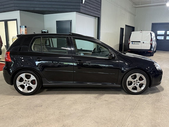 Volkswagen Golf V 3 of 9