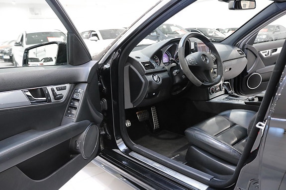 Mercedes-Benz C63 14 of 30