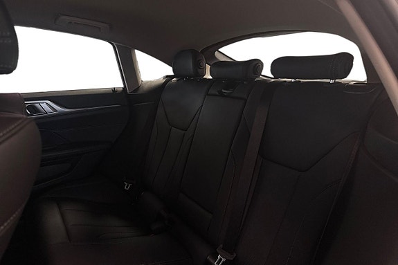 BMW i4 11 of 17