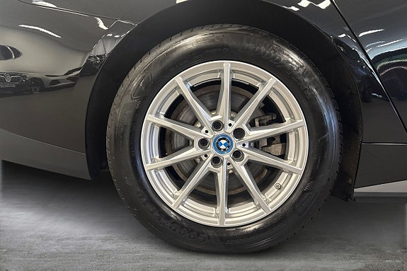 BMW i4 14 of 17