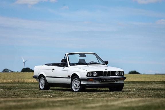 BMW 320i 4 of 5
