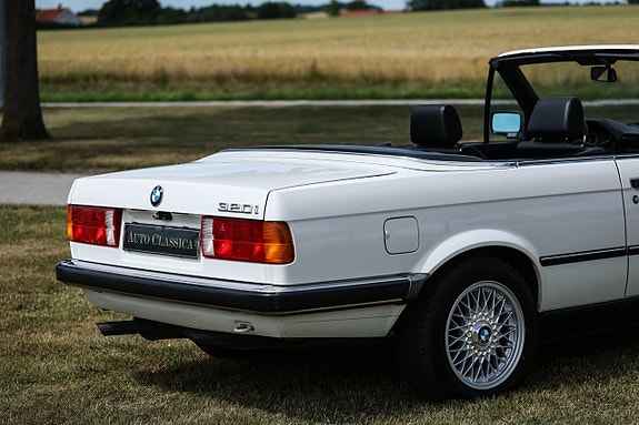 BMW 320i 13 of 22