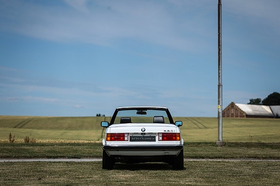 BMW 320i 9 of 22