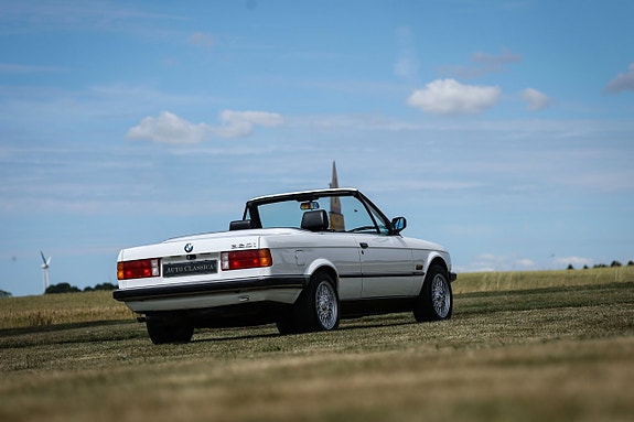 BMW 320i 10 of 22