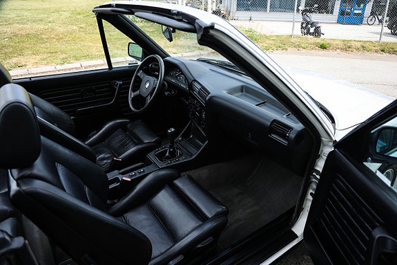 BMW 320i 19 of 22