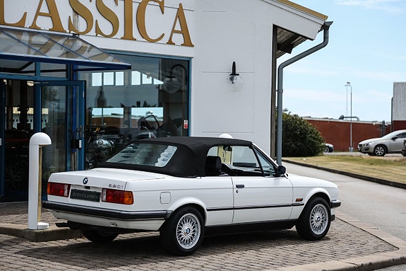 BMW 320i 3 of 5