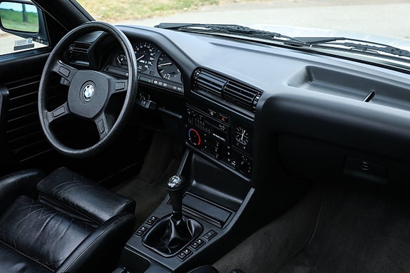 BMW 320i 20 of 22
