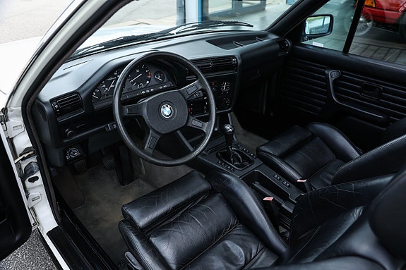 BMW 320i 14 of 22