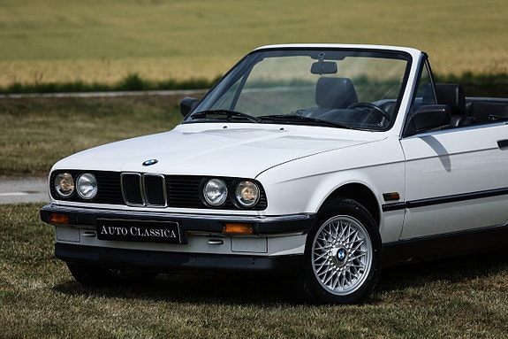 BMW 320i 12 of 22