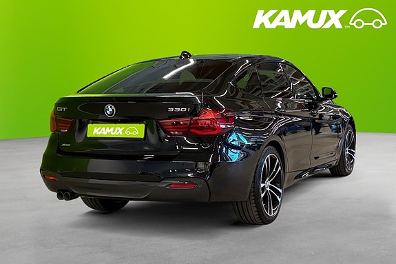 BMW 330i 4 of 5