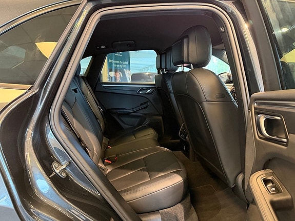 Porsche Macan 26 of 30
