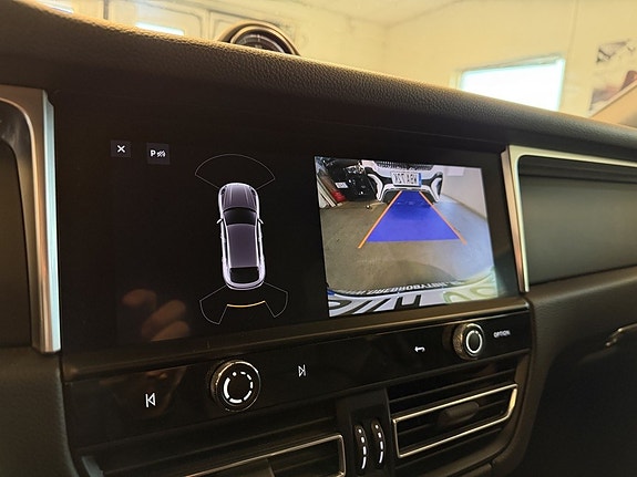 Porsche Macan 17 of 30