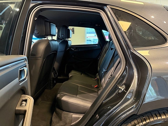Porsche Macan 27 of 30