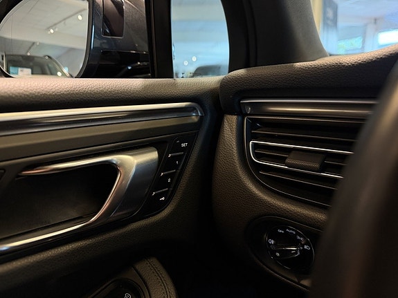 Porsche Macan 23 of 30