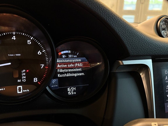 Porsche Macan 13 of 30