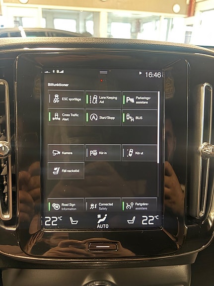 Volvo XC40 8 of 14