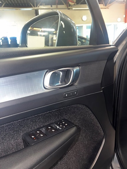 Volvo XC40 3 of 5