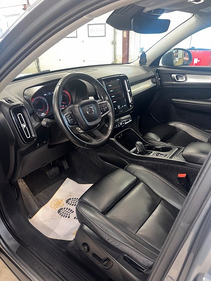 Volvo XC40 2 of 5