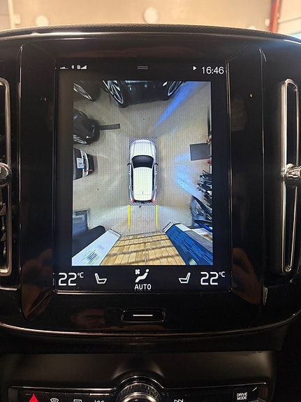 Volvo XC40 7 of 14