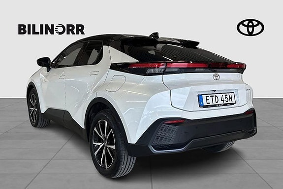 Toyota C-HR 2 of 11