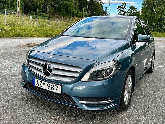 Mercedes-Benz B180 2 of 5