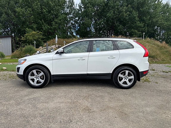 Volvo XC60 2 of 5