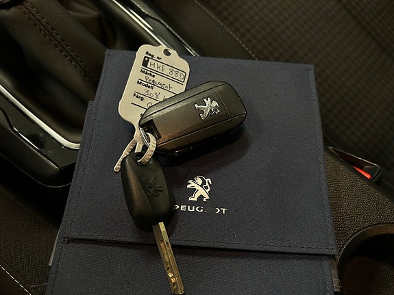 Peugeot 308 SW 2 of 5