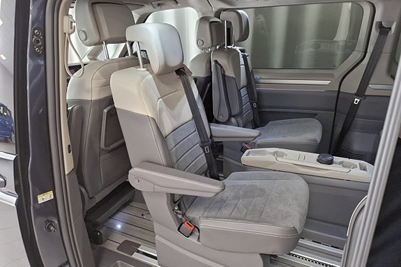 Volkswagen Multivan 8 of 21