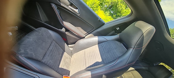 Mercedes-Benz CLA200 4 of 5