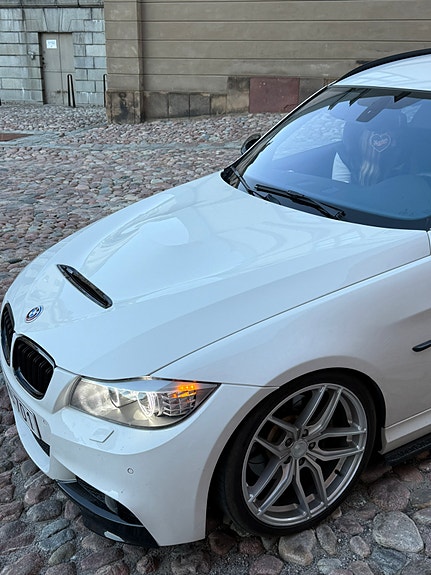 BMW 330d 3 of 5