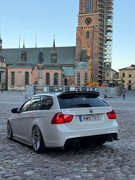 BMW 330d 2 of 5