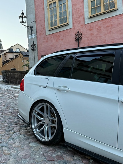 BMW 330d 4 of 5