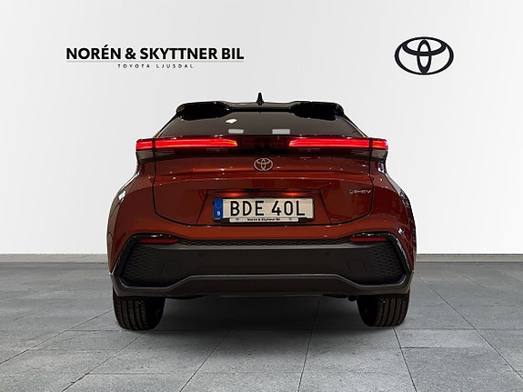 Toyota C-HR 5 of 11