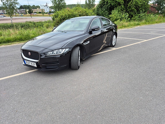 Jaguar XE 2 of 8