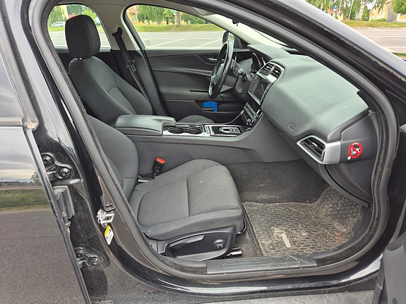 Jaguar XE 5 of 8